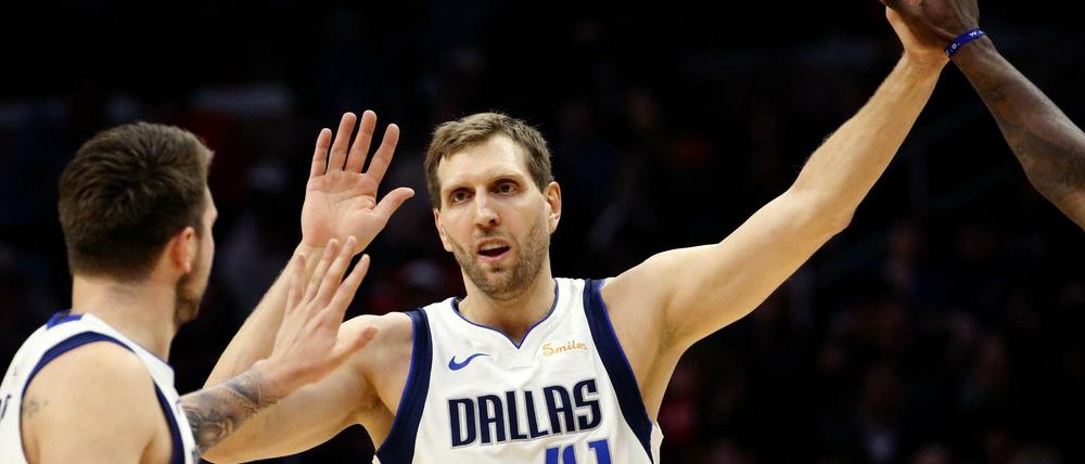 Die 41 ist 40: Dirk Nowitzki klatscht beim Spiel gegen die LA Clippers mit Teamkollegen ab.