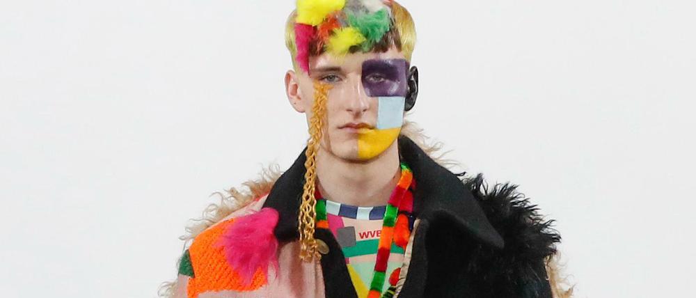 Modecollage. Viele Materialien, Muster und Farben verwendete Walter Van Beirendonck für den Mantel.
