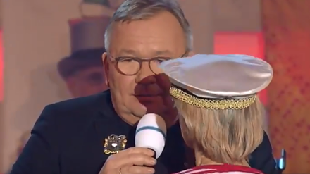 Gabriele Möller-Hasenbeck auf der Bühne mit Bernd Stelter.