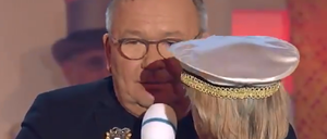 Gabriele Möller-Hasenbeck auf der Bühne mit Bernd Stelter.