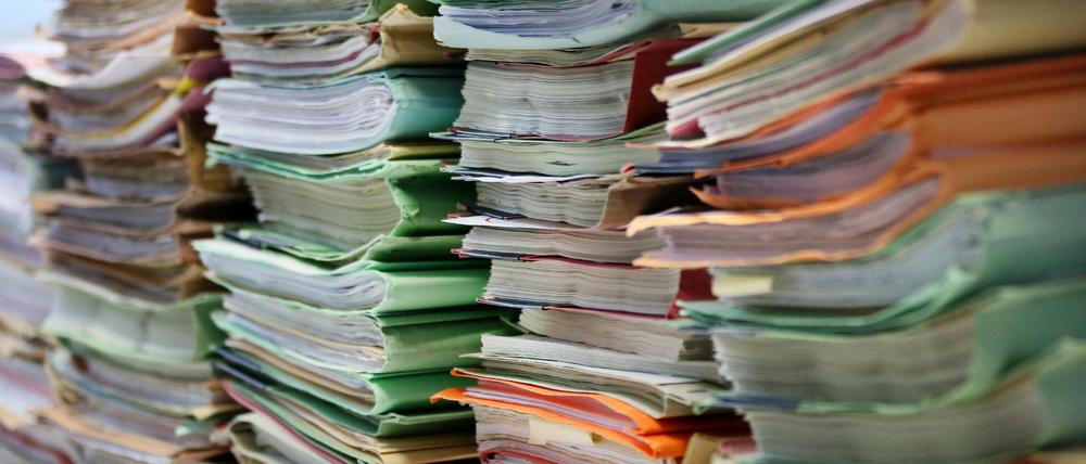 Weil die Justiz mit den Aktenbergen nicht hinterherkommt, warnen Richter vor den Folgen für den Rechtsstaat.
