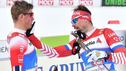 Disqualifizierend. Sergej Ustjugow (rechts im Bild) fühlt sich ungerecht behandelt und ließ seinen Frust im WM-Sprint von Seefeld deshalb an Johannes Klaebo aus.