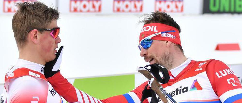Disqualifizierend. Sergej Ustjugow (rechts im Bild) fühlt sich ungerecht behandelt und ließ seinen Frust im WM-Sprint von Seefeld deshalb an Johannes Klaebo aus.
