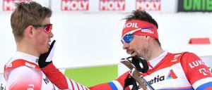 Disqualifizierend. Sergej Ustjugow (rechts im Bild) fühlt sich ungerecht behandelt und ließ seinen Frust im WM-Sprint von Seefeld deshalb an Johannes Klaebo aus. 