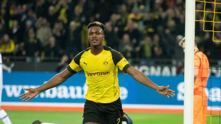 Na geht doch. Dortmunds Dan-Axel Zagadou leitete den Sieg mit seinem Treffer zum 1:0 ein.