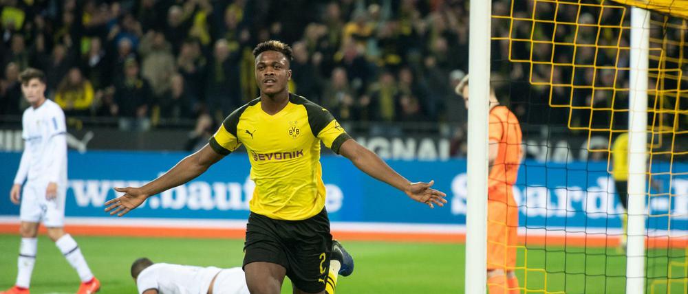 Na geht doch. Dortmunds Dan-Axel Zagadou leitete den Sieg mit seinem Treffer zum 1:0 ein.