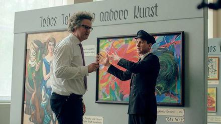 Am Set. Florian Henckel von Donnersmarck (l.) mit Lars Eidinger bei den Dreharbeiten. Eidinger spielt einen Museumsführer, der die Besucher durch die NS-Ausstellung „Entartete Kunst“ führt.