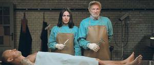 Teamarbeit: Michael Gwisdek spielt einen gealterten Leichenbeschauer im brandenburgischen Mittenwalde. Auf einige Verbrechen muss ihn allerdings erst seine Tochter Emma (Antje Traue), eine studierte Forensikerin, aufmerksam machen.