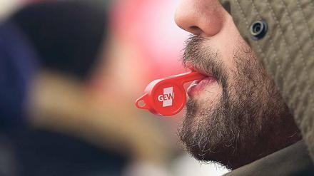 Rituale gibt es viele bei Tarifauseinandersetzungen. Trillerpfeifenlärm gehört ebenso dazu wie Warnstreiks zur Mobilisierung der Gewerkschafter und tagelange Verhandlungen. Die Gewerkschaft Erziehung- und Wissenschaft (GEW) ist aktuell dabei, wenn vor den entscheidenden Gesprächen Beschäftigte auf der Straße für ihre Forderung werben. 