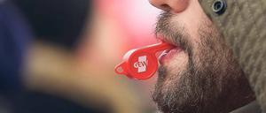 Rituale gibt es viele bei Tarifauseinandersetzungen. Trillerpfeifenlärm gehört ebenso dazu wie Warnstreiks zur Mobilisierung der Gewerkschafter und tagelange Verhandlungen. Die Gewerkschaft Erziehung- und Wissenschaft (GEW) ist aktuell dabei, wenn vor den entscheidenden Gesprächen Beschäftigte auf der Straße für ihre Forderung werben. 