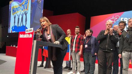Venezuela-Solidarität auf dem Linken-Parteitag, am Rednerpult die Bundestagsabgeordnete Heike Hänsel.