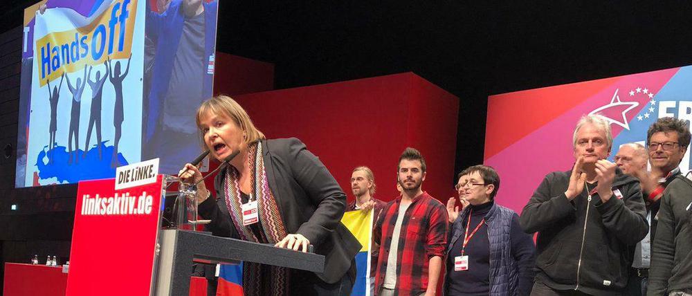 Venezuela-Solidarität auf dem Linken-Parteitag, am Rednerpult die Bundestagsabgeordnete Heike Hänsel.