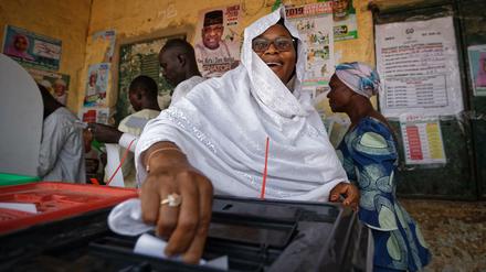 Eine Frau in Nigeria bei der Abstimmung in einem Wahllokal.