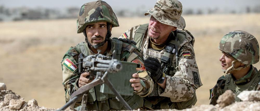 Die Bundeswehr bildet im Irak Soldaten aus. Hier einen Kämpfer der kurdischen Peschmerga.