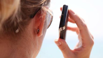 Ein Frau mit Mobiltelefon 