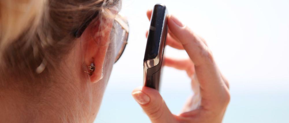 Ein Frau mit Mobiltelefon