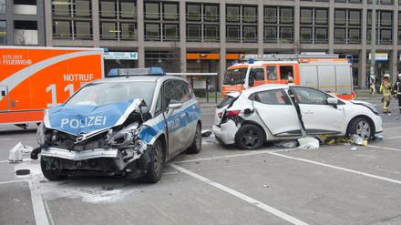 Die Unfallswracks in der Grunerstraße in Berlin-Mitte.