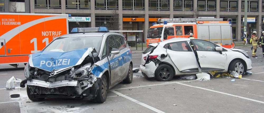 Die Unfallswracks in der Grunerstraße in Berlin-Mitte.