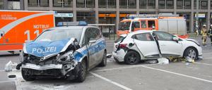Die Unfallswracks in der Grunerstraße in Berlin-Mitte.
