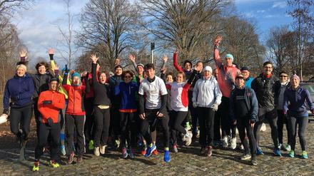 Die Checkpoint-Laufgruppe jubelt sich warm.