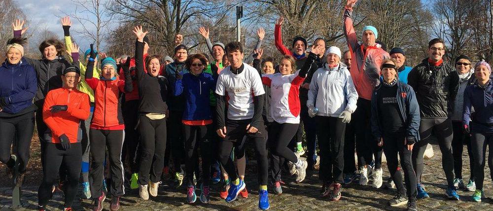 Die Checkpoint-Laufgruppe jubelt sich warm.