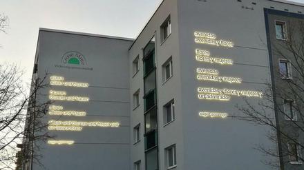 Das Gomringer-Gedicht ist jetzt wieder in Hellersdorf zu sehen – und abends hinterleuchtet.