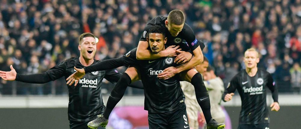 Offensiv und weiter: Jovic, Torschütze Haller und Gacinovic (v. l. n. r.) jubeln.