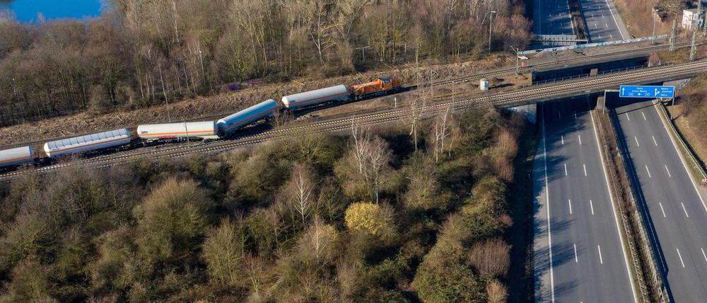 Ein Güterzug ist auf einer Bahnstrecke an der Autobahn 40 entgleist.