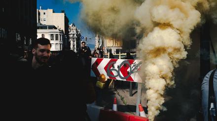 Gelber Rauch steigt aus einer Rauchbombe auf bei einem Generalstreik in Barcelona von katalanischen Unabhängigkeitsbefürwortern.