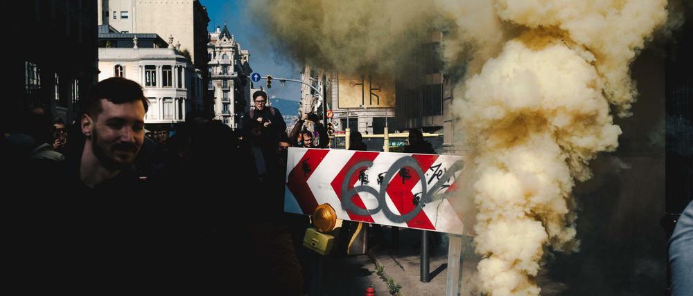 Gelber Rauch steigt aus einer Rauchbombe auf bei einem Generalstreik in Barcelona von katalanischen Unabhängigkeitsbefürwortern.