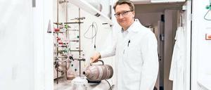 Es dampft: Sebastian Hasenstab-Riedel in seinem Dahlemer Labor beim Ansetzen eines Kältebades für die chemische Synthese von Polyhalogeniden.