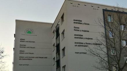 So sieht die Fassade bei Tageslicht aus – mit "avenidas" im spanischen Original und in einer deutschen Übertragung.