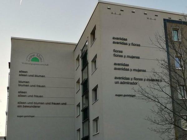 So sieht die Fassade bei Tageslicht aus – mit "avenidas" im spanischen Original und in einer deutschen Übertragung.