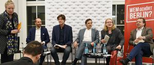 Von links nach rechts: Maren Kern (BBU), Michael Jürgen Schick, Präsident IVD, Christoph Gröner, Bauunternehmer, Tagesspiegel-Chefredakteur Lorenz Maroldt, Lisa Paus, Bundestagsabgeordnete (Grüne), Reiner Wild, Geschäftsführer Berliner Mieterverein.