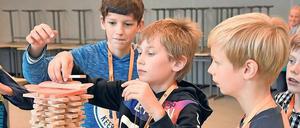 Die Kunst des Nestbaus: Im Rahmen der SchülerUni lernen Kinder etwa, wie Störche ihre Horste bauen. Holzstücke ersetzen dabei Zweige und Federn. 