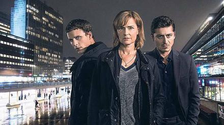 In die Mafia-Familie eingeschleust. Hanna Svensson (Marie Richardson, M.) ermittelt gegen Drogenboss Mimica (Alexej Manvelov, r.). Ihr Sohn (Adam Pålsson) mischt mit.