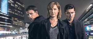 In die Mafia-Familie eingeschleust. Hanna Svensson (Marie Richardson, M.) ermittelt gegen Drogenboss Mimica (Alexej Manvelov, r.). Ihr Sohn (Adam Pålsson) mischt mit.