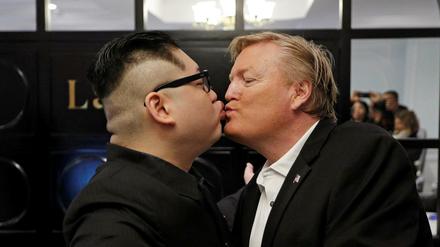 Vietnam: Kim-Doppelgänger Howard X und Trump-Doppelgänger Russell White küssen sich.