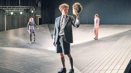Mein Kopf gehört mir. Owen Peter Reed variiert die Hamlet-Pose. Die Bühne könnte ein leerer Swimmingpool sein. Oder ein Bombenkrater.
