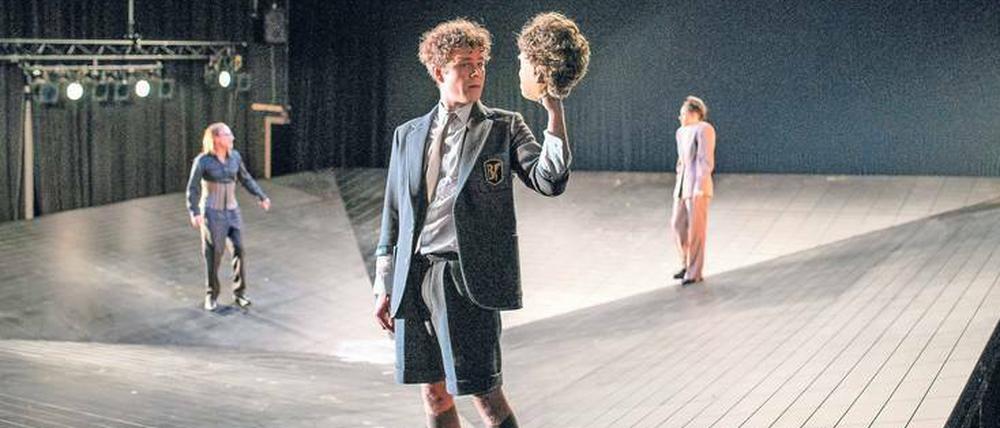 Mein Kopf gehört mir. Owen Peter Reed variiert die Hamlet-Pose. Die Bühne könnte ein leerer Swimmingpool sein. Oder ein Bombenkrater.