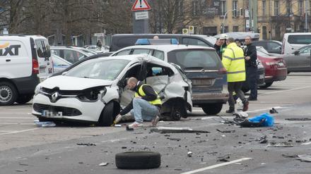 Ermittler am Unfallort in der Grunerstraße.