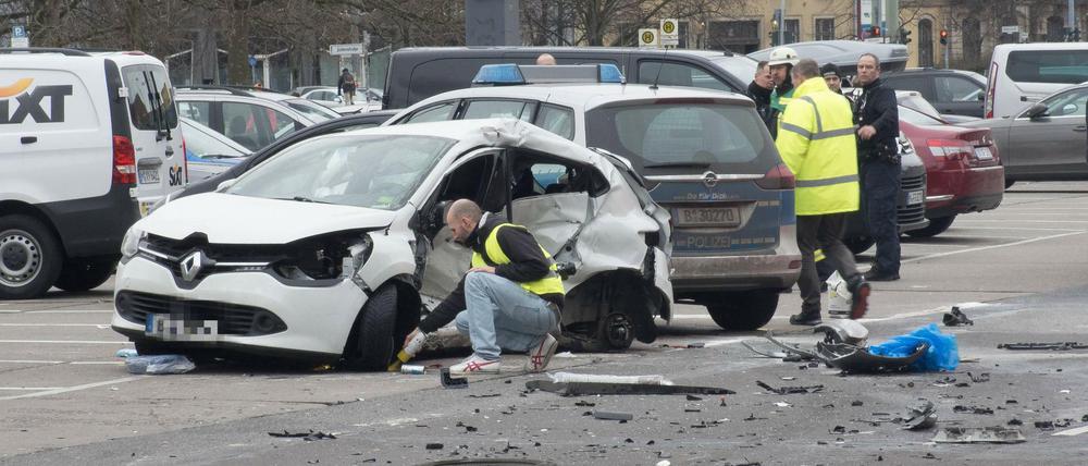 Ermittler am Unfallort in der Grunerstraße.