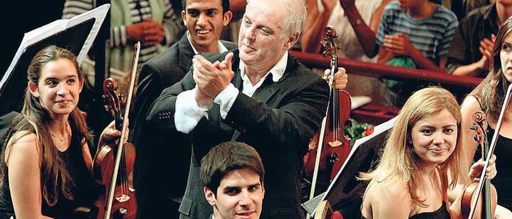 Daniel Barenboim im Kreise seines West-Eastern Diwan Orchestra.