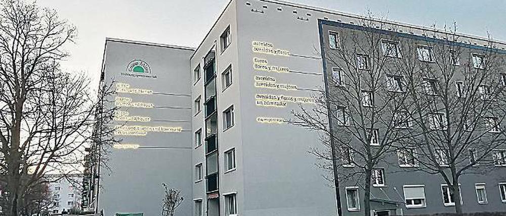 Lichteffekt: Nachts ist das „avenidas“-Gedicht beleuchtet.