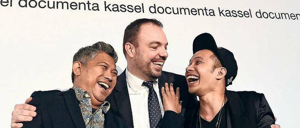 Der Kasseler Oberbürgermeister Christian Geselle mit Ade Darmawan (l.) und Farid Rakun von Ruangrupa.