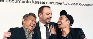 Der Kasseler Oberbürgermeister Christian Geselle mit Ade Darmawan (l.) und Farid Rakun von Ruangrupa. 
