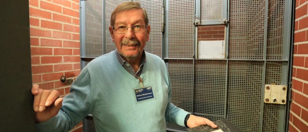 Der langjährige Dienststellenleiter Hartmut Moldenhauer vor den Zellen der ehemaligen Polizeistation.