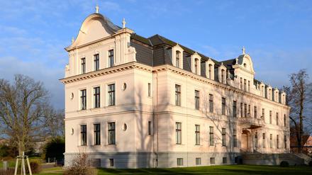 Haus der Geschichte. Das restaurierte Schlösschen derer von Ribbeck – zu DDR-Zeiten ein Altenheim – ist im Besitz des Landkreises Havelland.