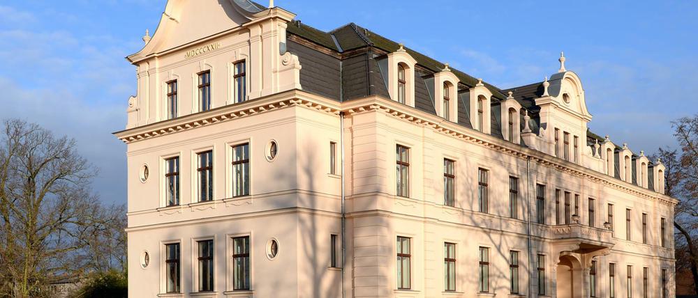 Haus der Geschichte. Das restaurierte Schlösschen derer von Ribbeck – zu DDR-Zeiten ein Altenheim – ist im Besitz des Landkreises Havelland. 