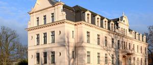 Haus der Geschichte. Das restaurierte Schlösschen derer von Ribbeck – zu DDR-Zeiten ein Altenheim – ist im Besitz des Landkreises Havelland. 